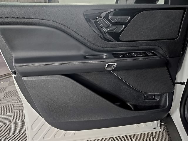 New 2026 Lincoln Aviator AWD w/ Jet Appearance Package image 12
