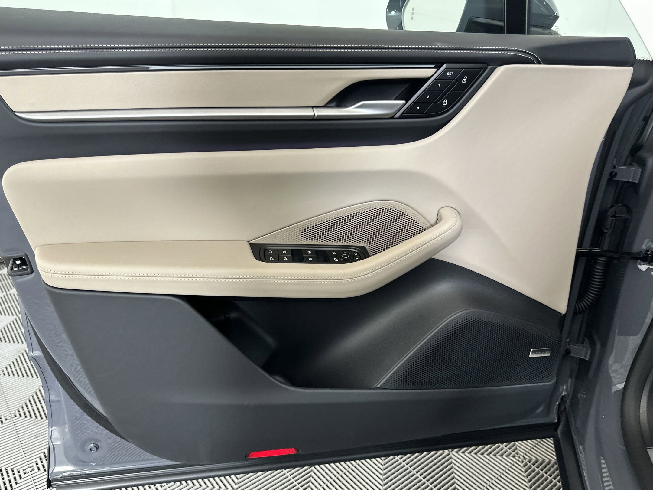 Used 2025 Porsche Macan 4 Electric image 15