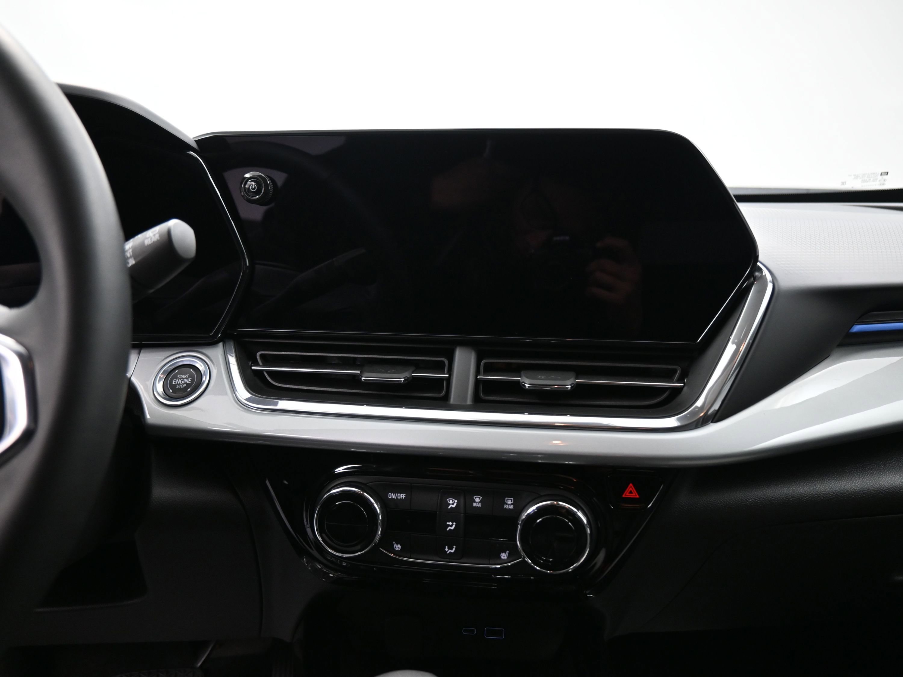 Used 2025 Chevrolet Trax LT w/ Driver Confidence Package image 16