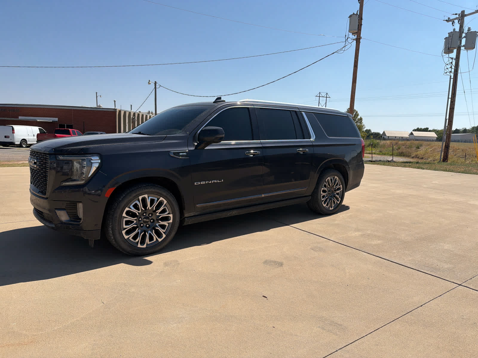 Used 2023 GMC Yukon XL Denali Ultimate AWD/4WD image 2