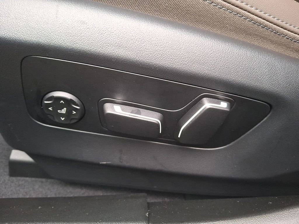 Used 2025 BMW i5 xDrive40 w/ Executive Package image 10