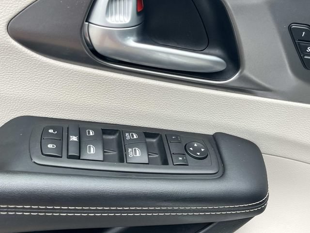 Used 2024 Chrysler Pacifica Touring-L FWD image 27