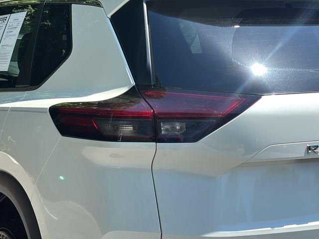 Used 2022 Nissan Rogue SV AWD/4WD image 28