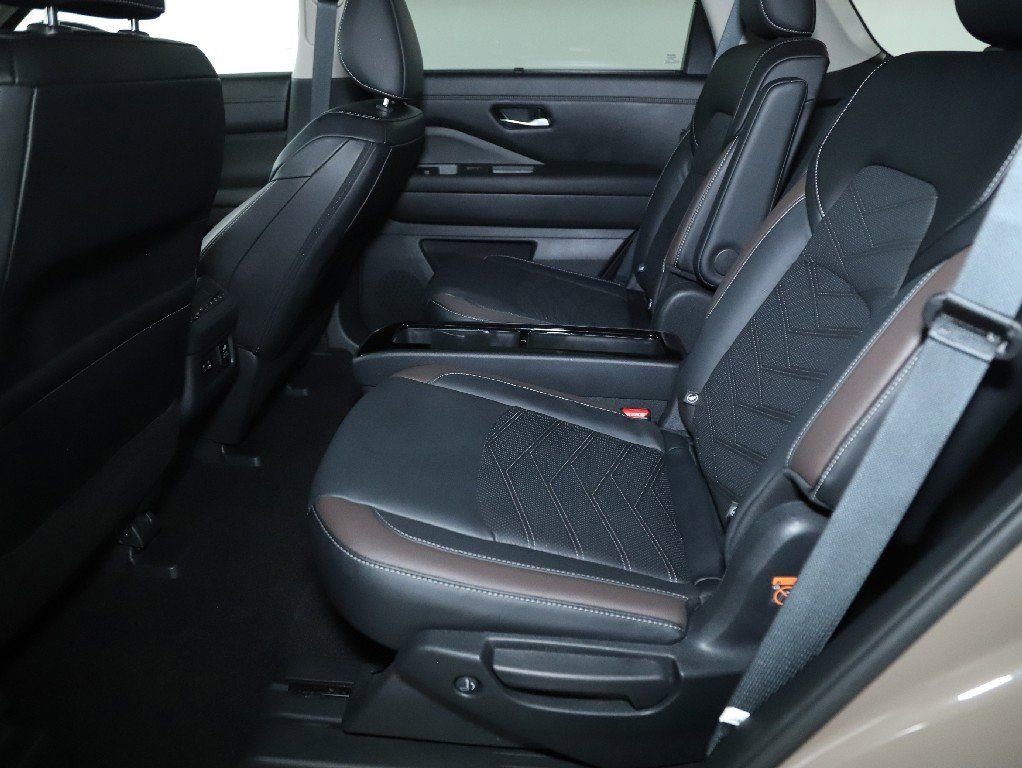 Certified 2024 Nissan Pathfinder Platinum image 17