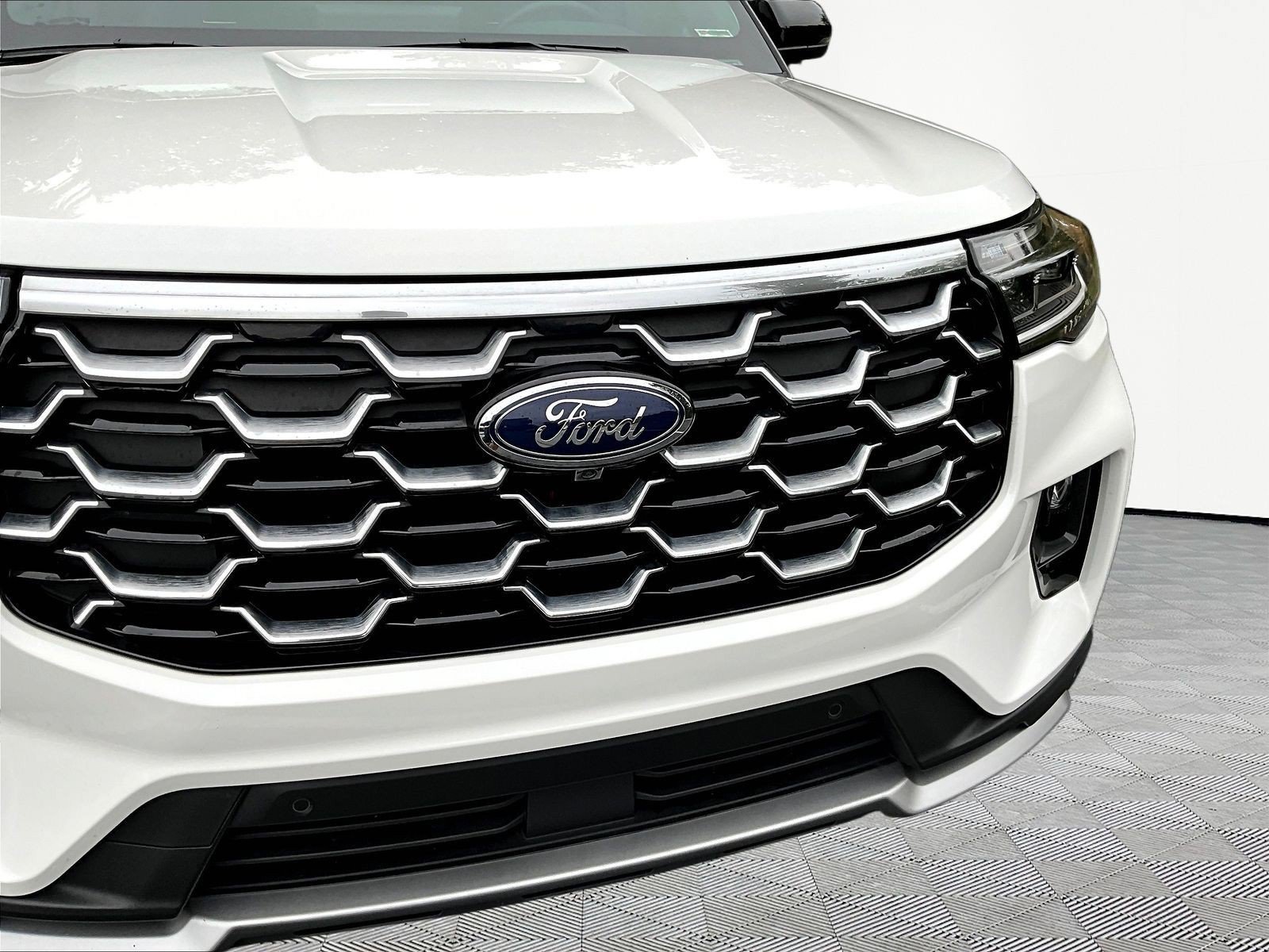 Used 2025 Ford Explorer Platinum w/ Ultimate Package AWD/4WD image 34