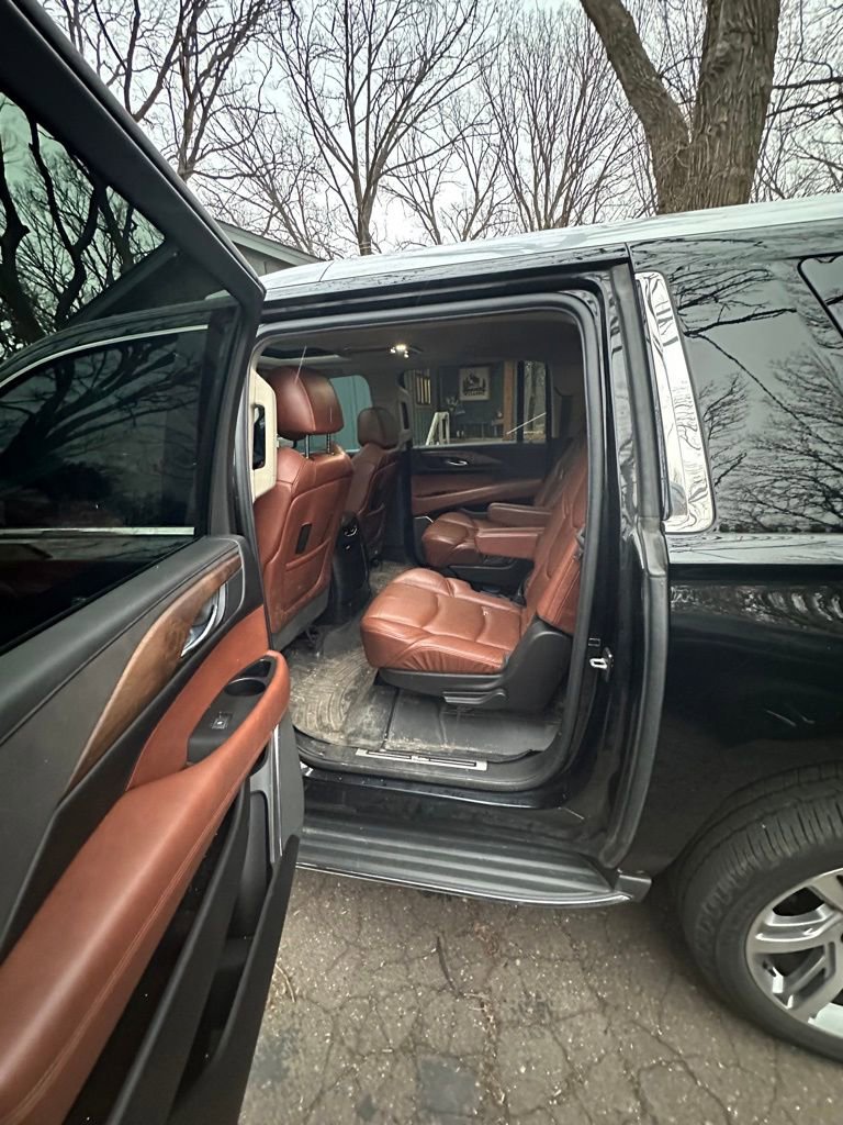 Used 2016 Cadillac Escalade ESV Luxury AWD/4WD image 2