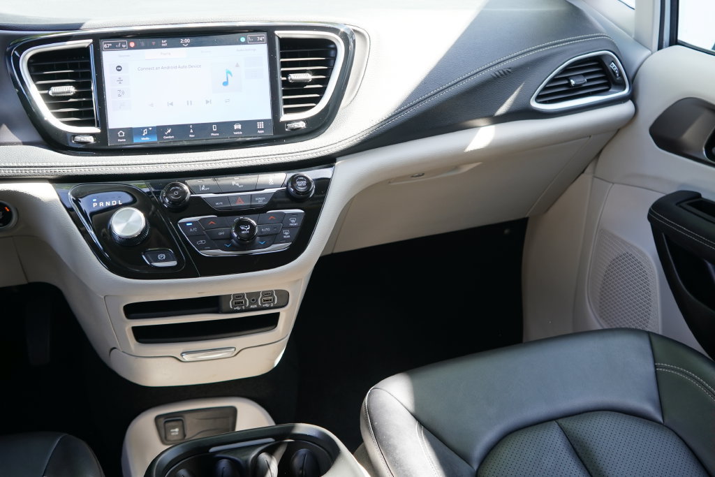 Used 2024 Chrysler Pacifica Limited FWD image 27