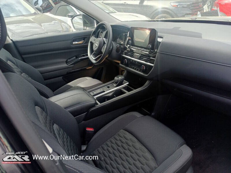 Used 2022 Nissan Pathfinder S w/ Cargo Package FWD image 3