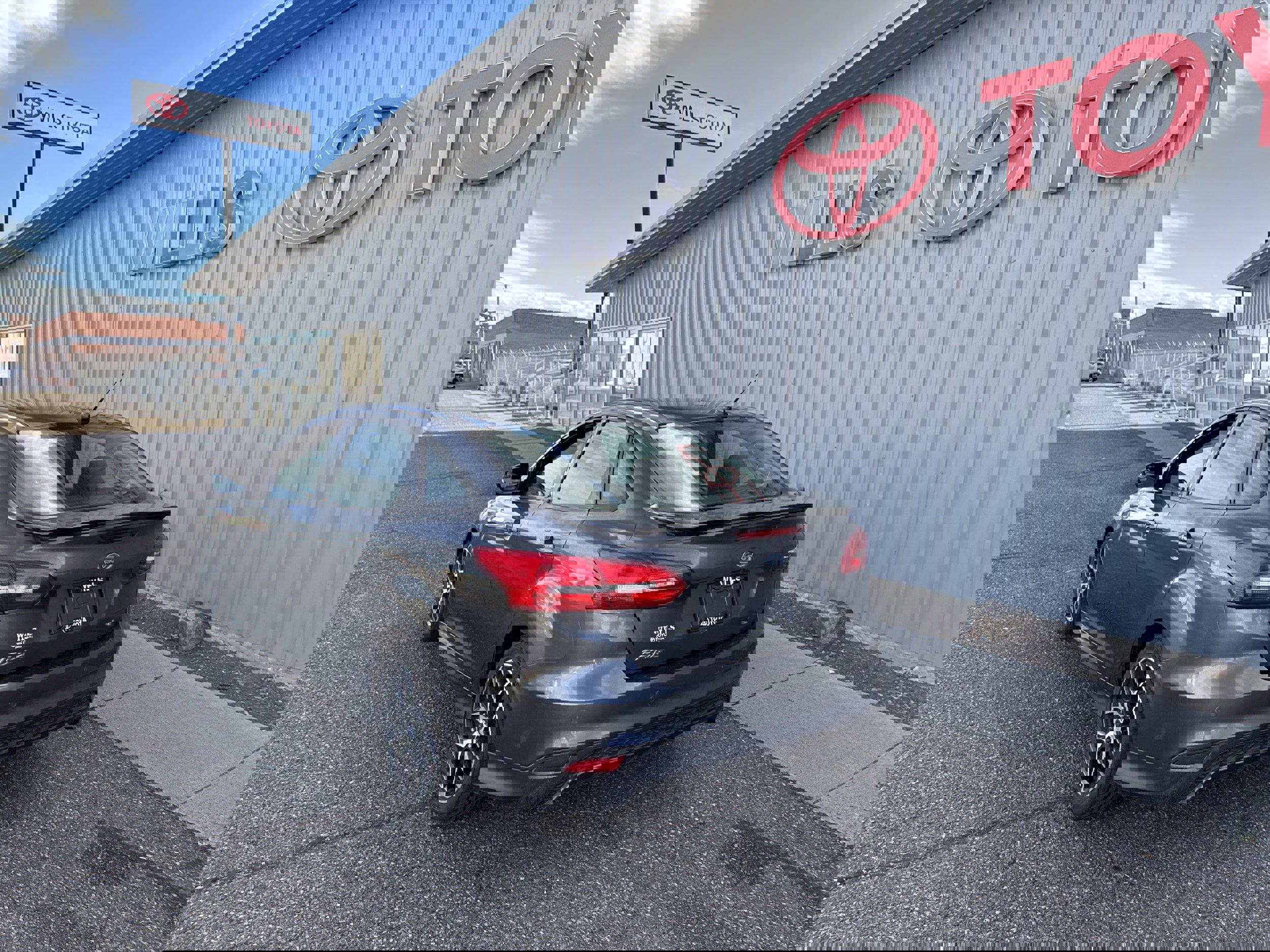 Used 2015 Ford Focus SE w/ SE Sport Package image 7