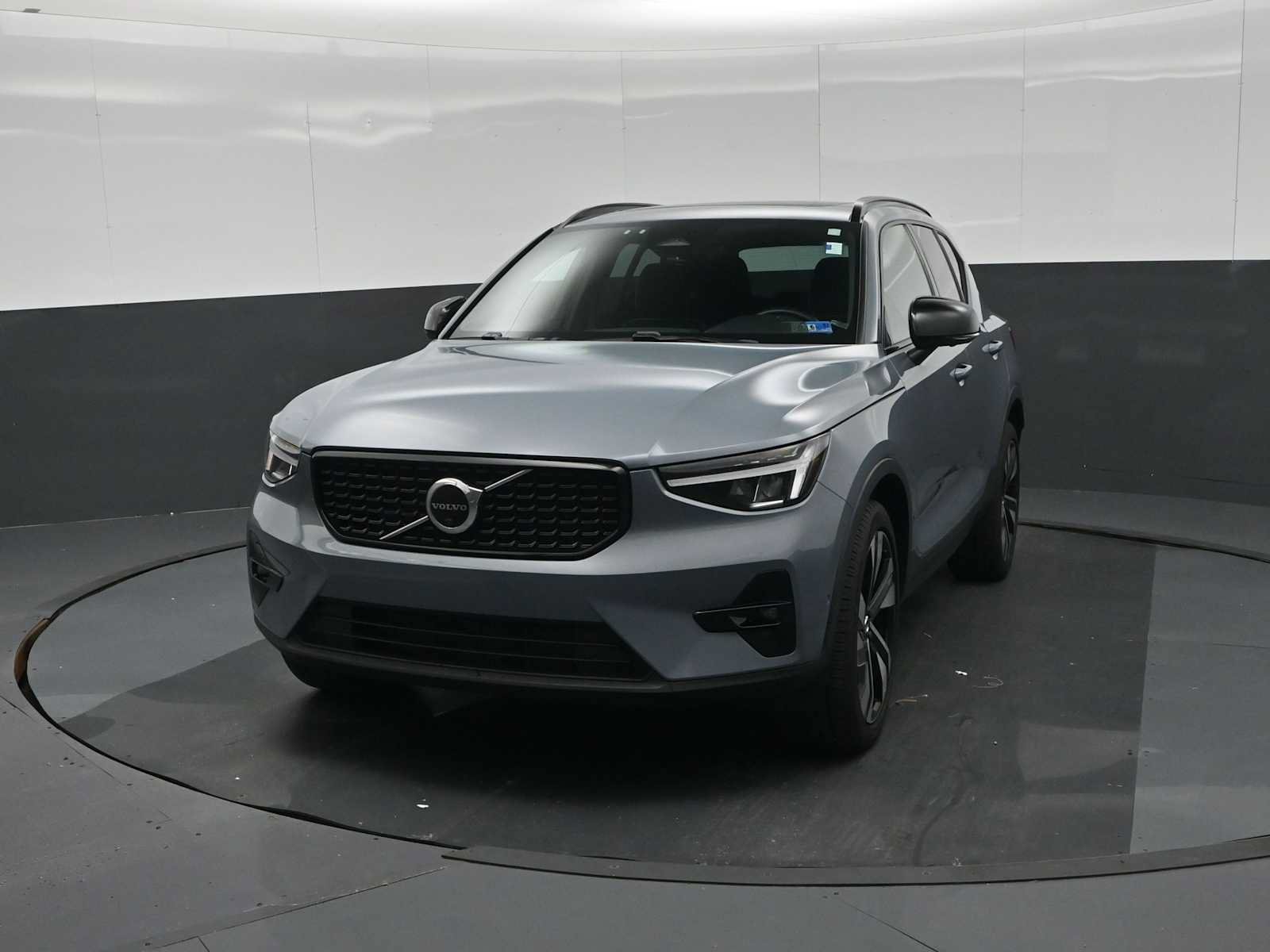 Used 2023 Volvo XC40 B5 Plus w/ Driver Assist Package AWD/4WD image 4