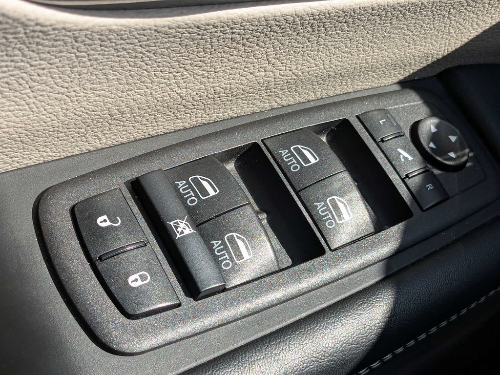 Certified 2023 Chrysler Pacifica Limited FWD image 26