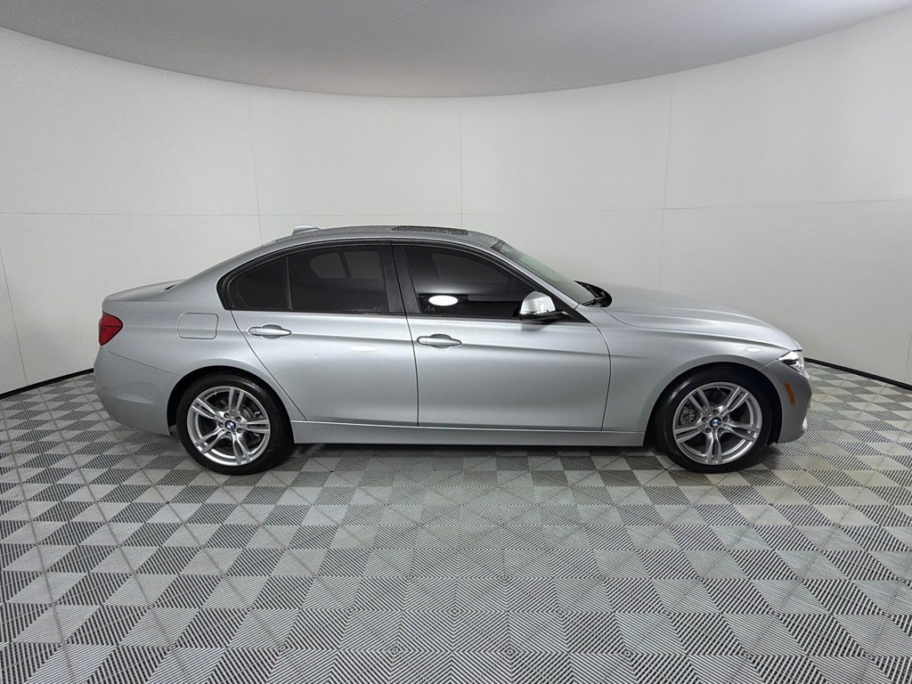 Used 2018 BMW 320i xDrive Sedan AWD/4WD image 4