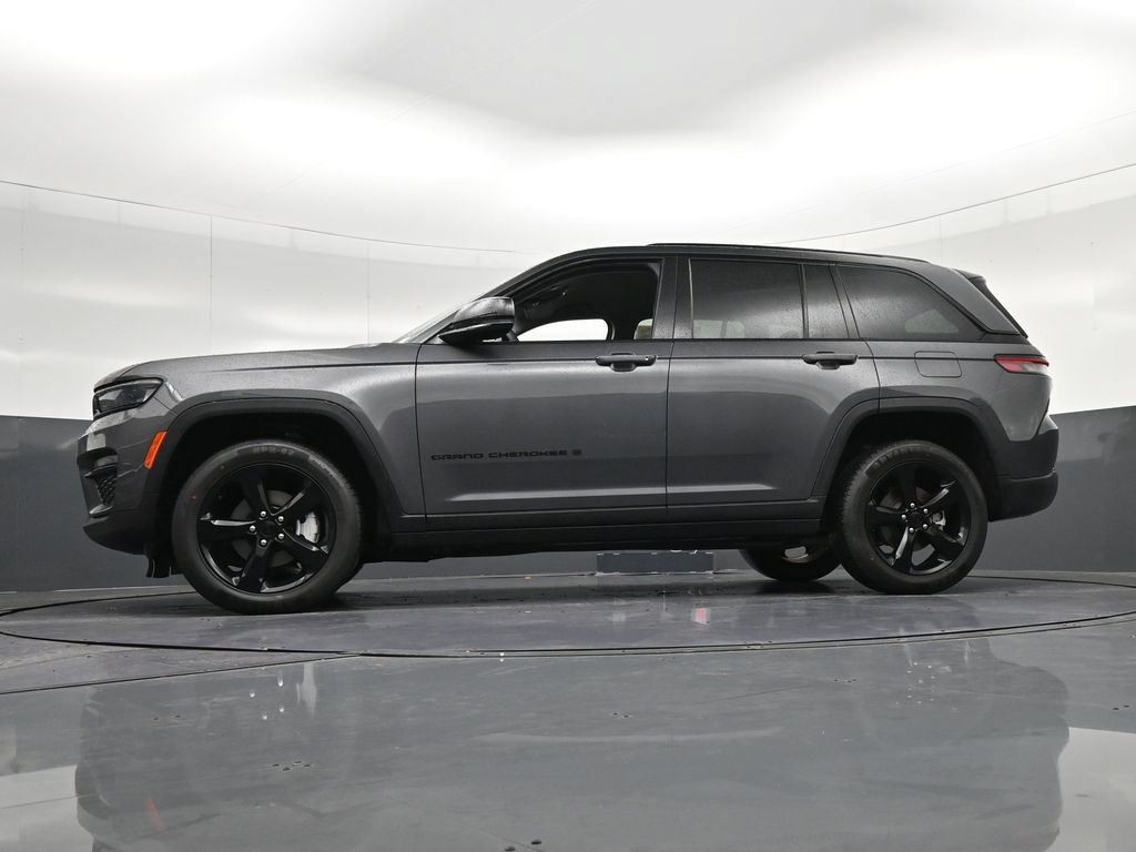 Used 2024 Jeep Grand Cherokee Limited w/ Black Appearance Package AWD/4WD image 37