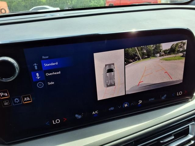 Used 2024 Chevrolet Traverse LT image 32