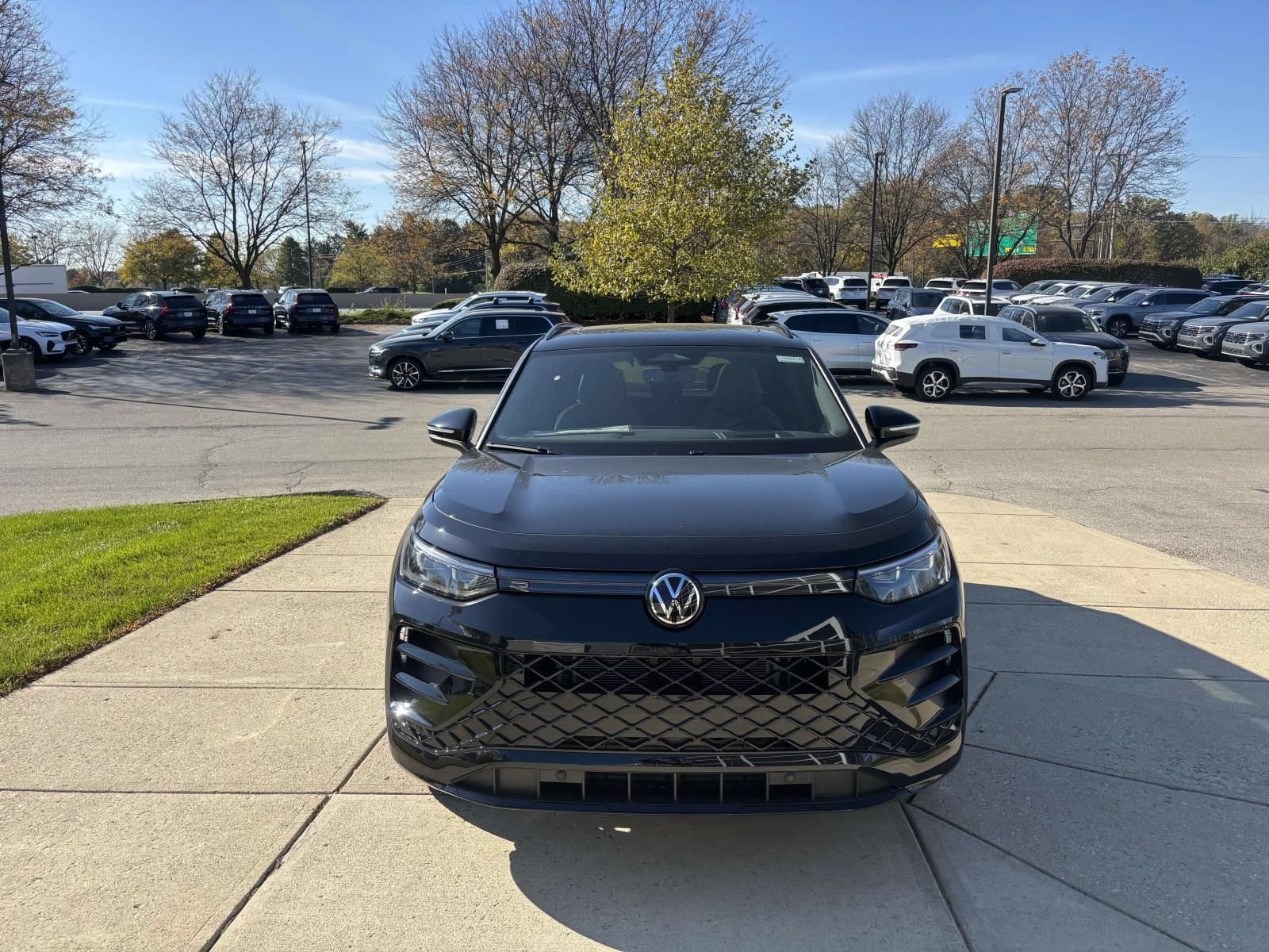 New 2026 Volkswagen Tiguan SE R-Line AWD/4WD image 2