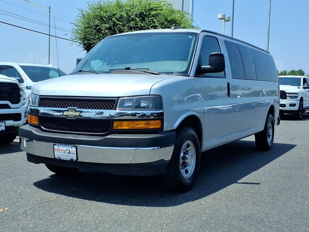 Used 2018 Chevrolet Express 3500 LT w/ LT Preferred Equipment Group RWD image 3