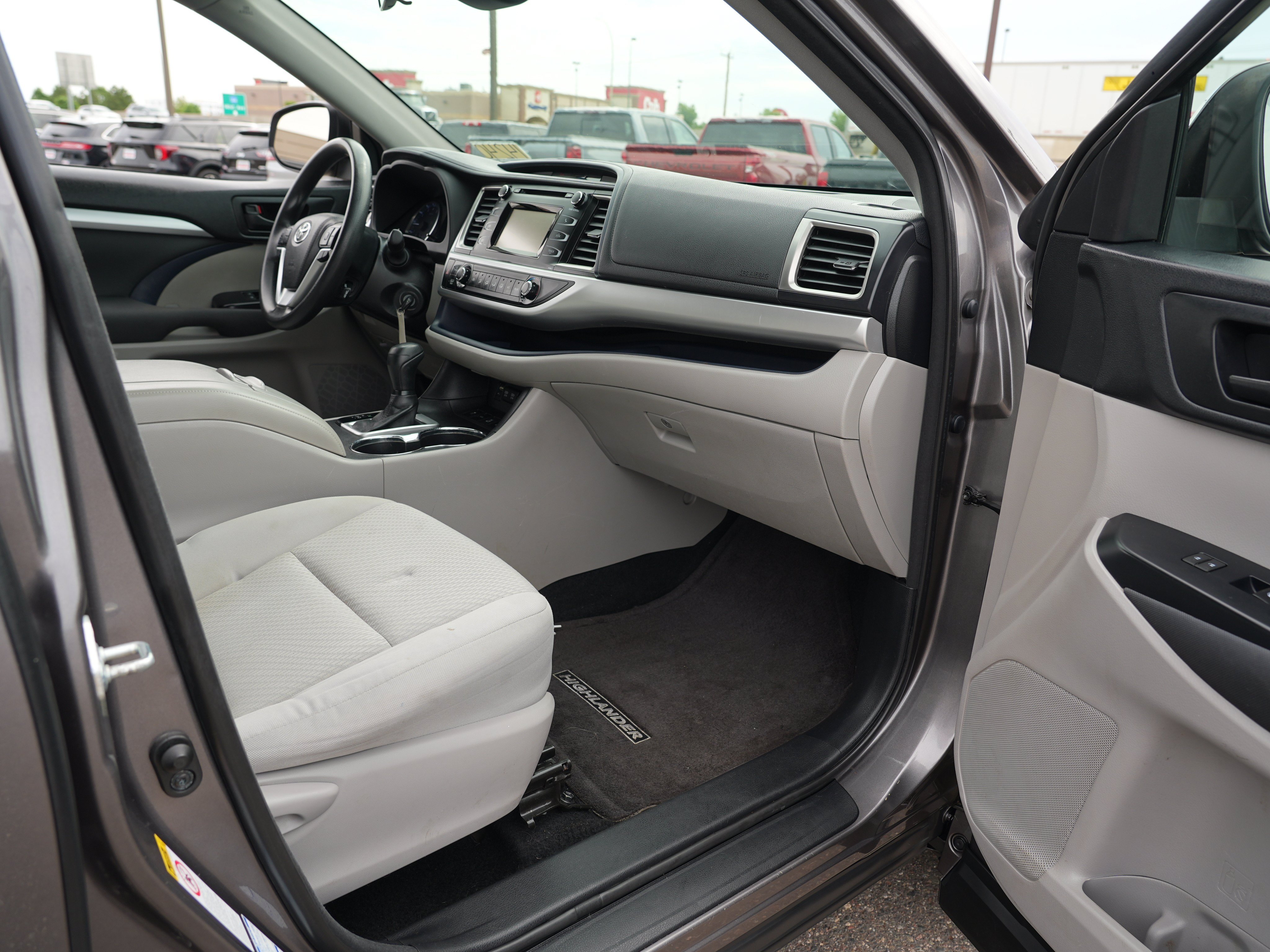 Used 2017 Toyota Highlander LE w/ Carpet Mat Package AWD/4WD image 28