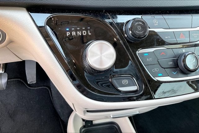 Used 2023 Chrysler Voyager LX FWD image 16