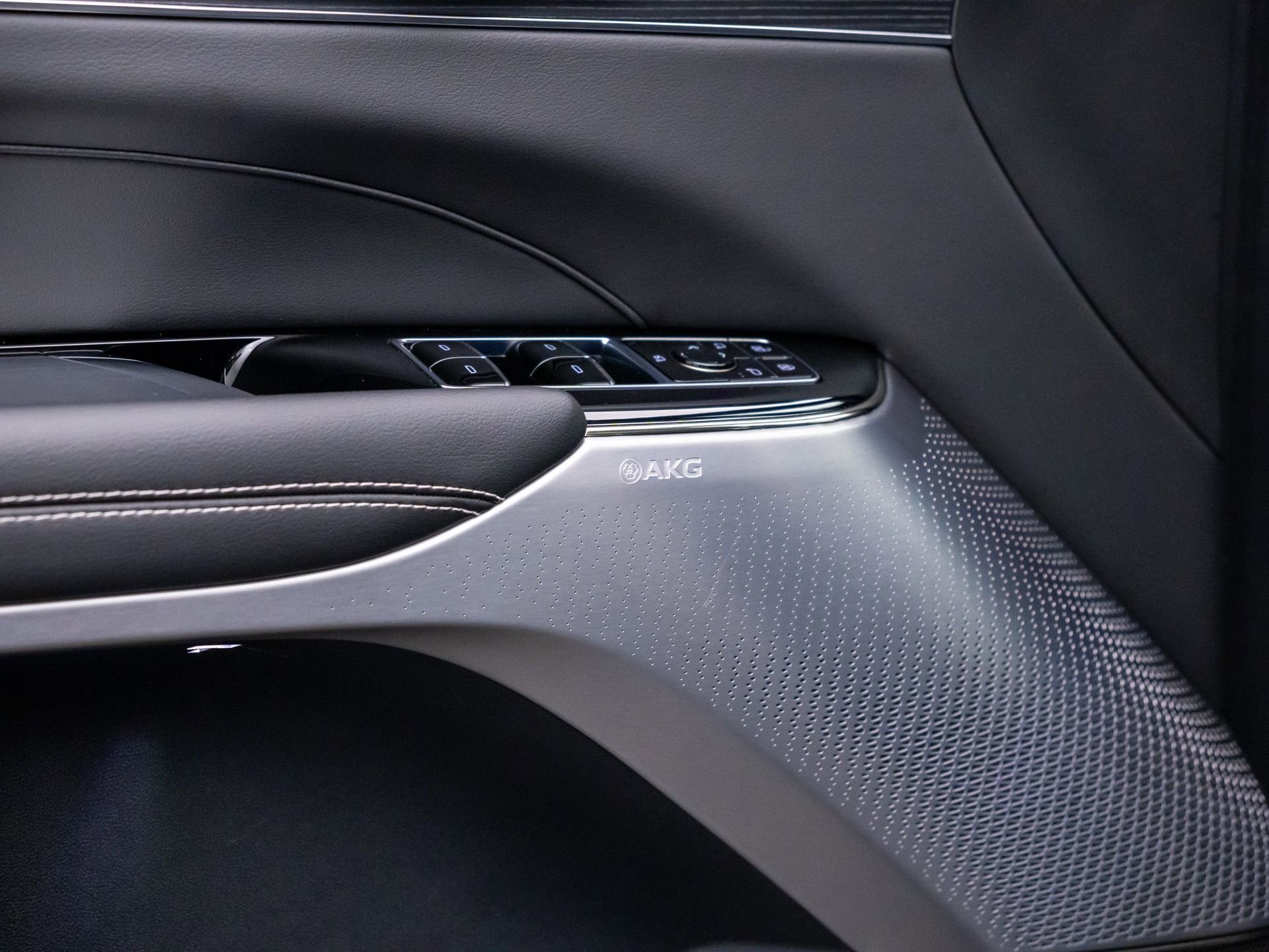 Certified 2025 Cadillac Lyriq Luxury w/ LPO, Floor Liner Package AWD/4WD image 18