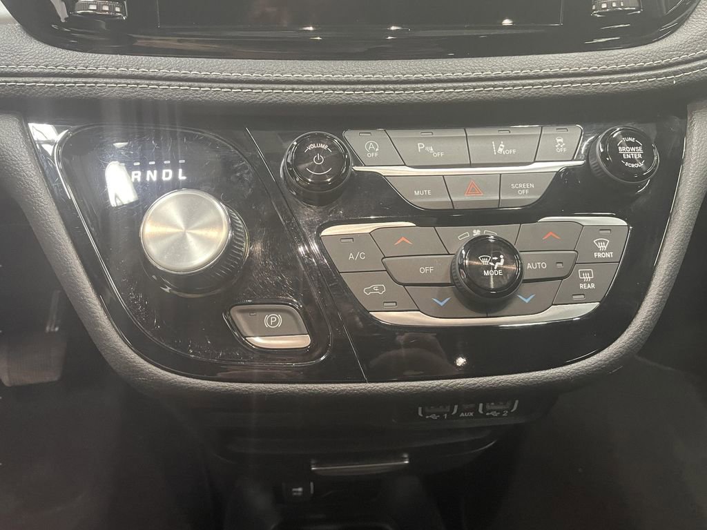 Used 2023 Chrysler Pacifica Touring image 16