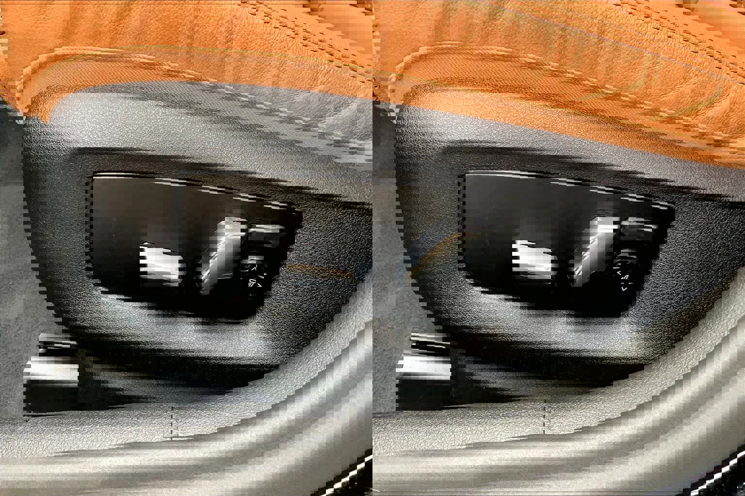 Used 2023 BMW 540i w/ Premium Package image 31