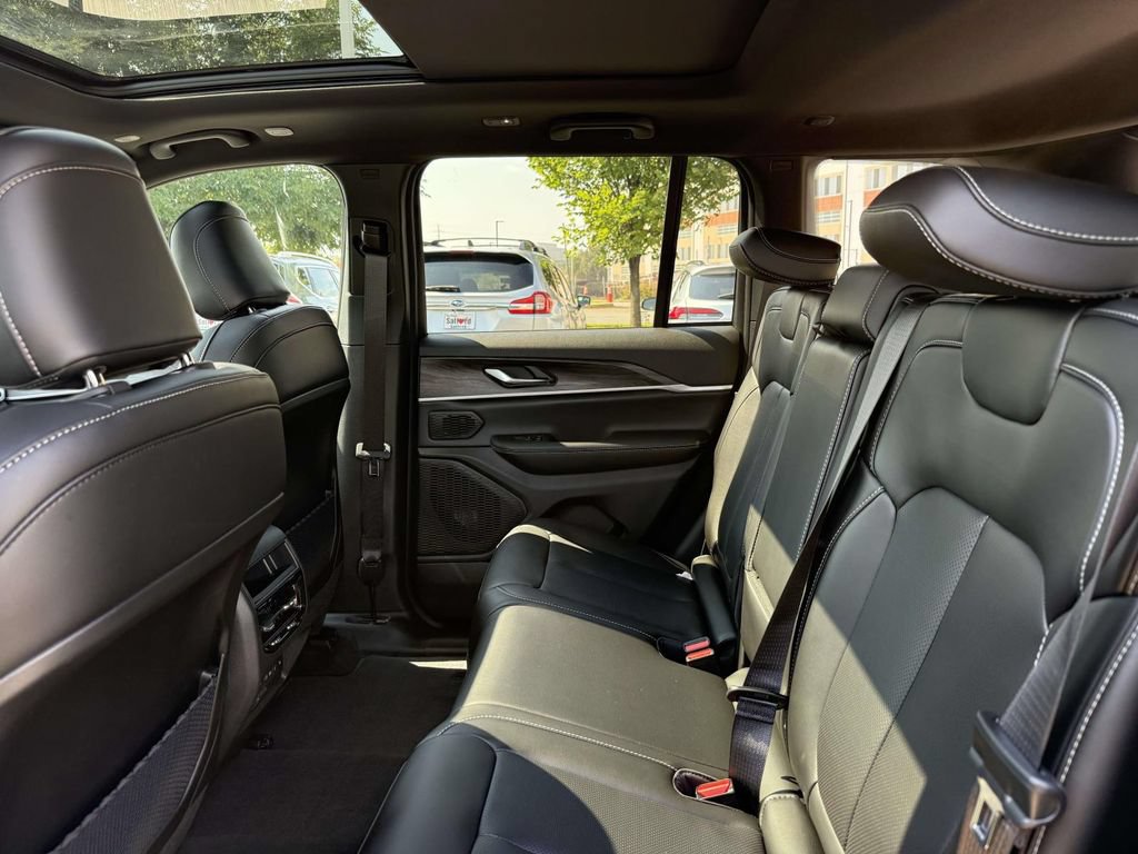 New 2027 Jeep Grand Cherokee Limited AWD/4WD image 17