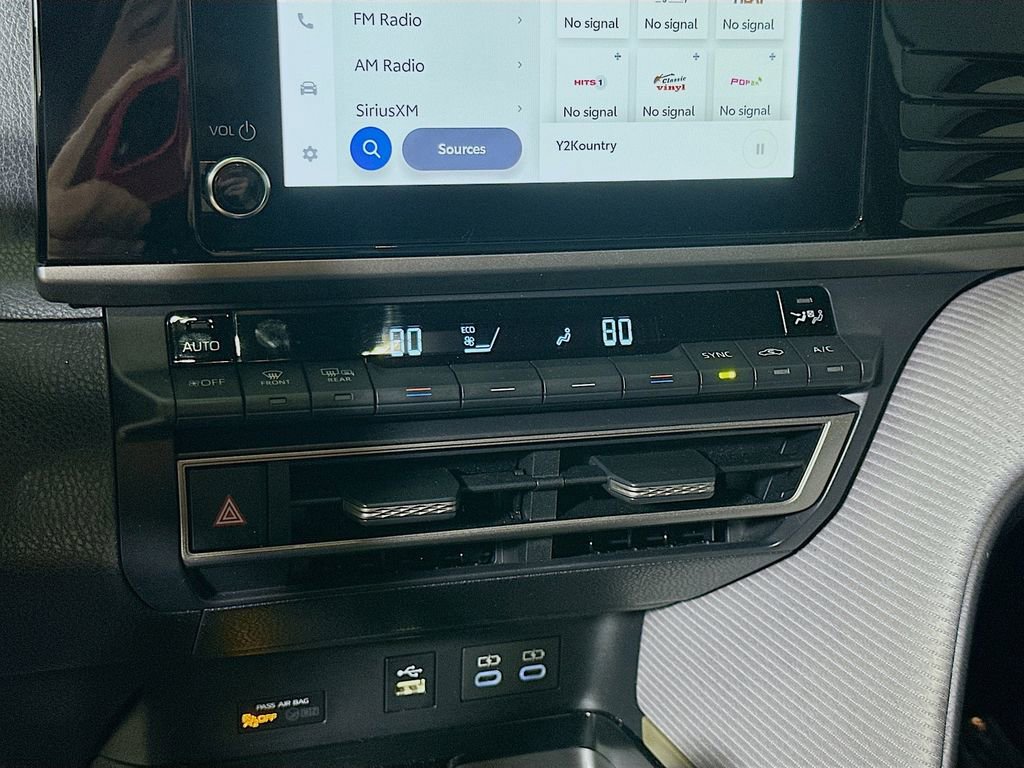 Used 2025 Toyota Camry SE w/ Convenience Package image 21