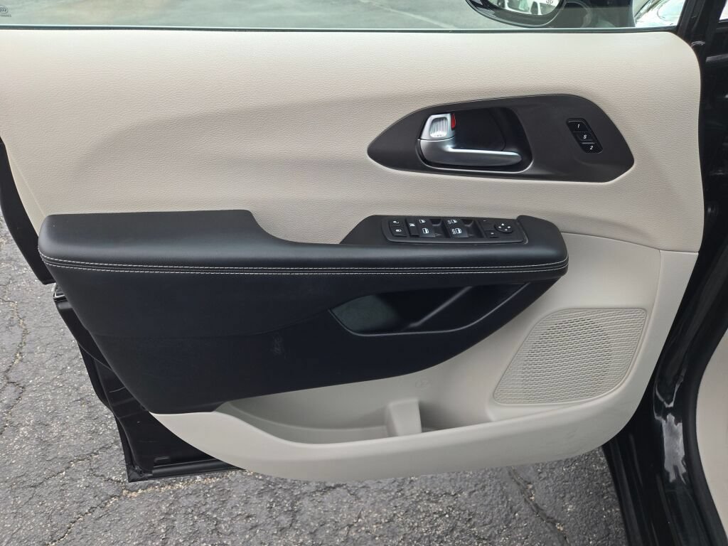 Certified 2024 Chrysler Pacifica Touring-L FWD image 22