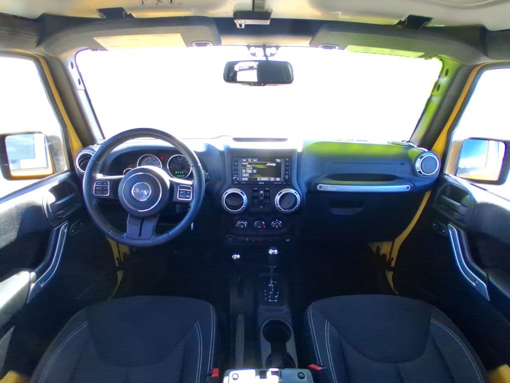 Used 2015 Jeep Wrangler Unlimited Sahara w/ Connectivity Group AWD/4WD image 11