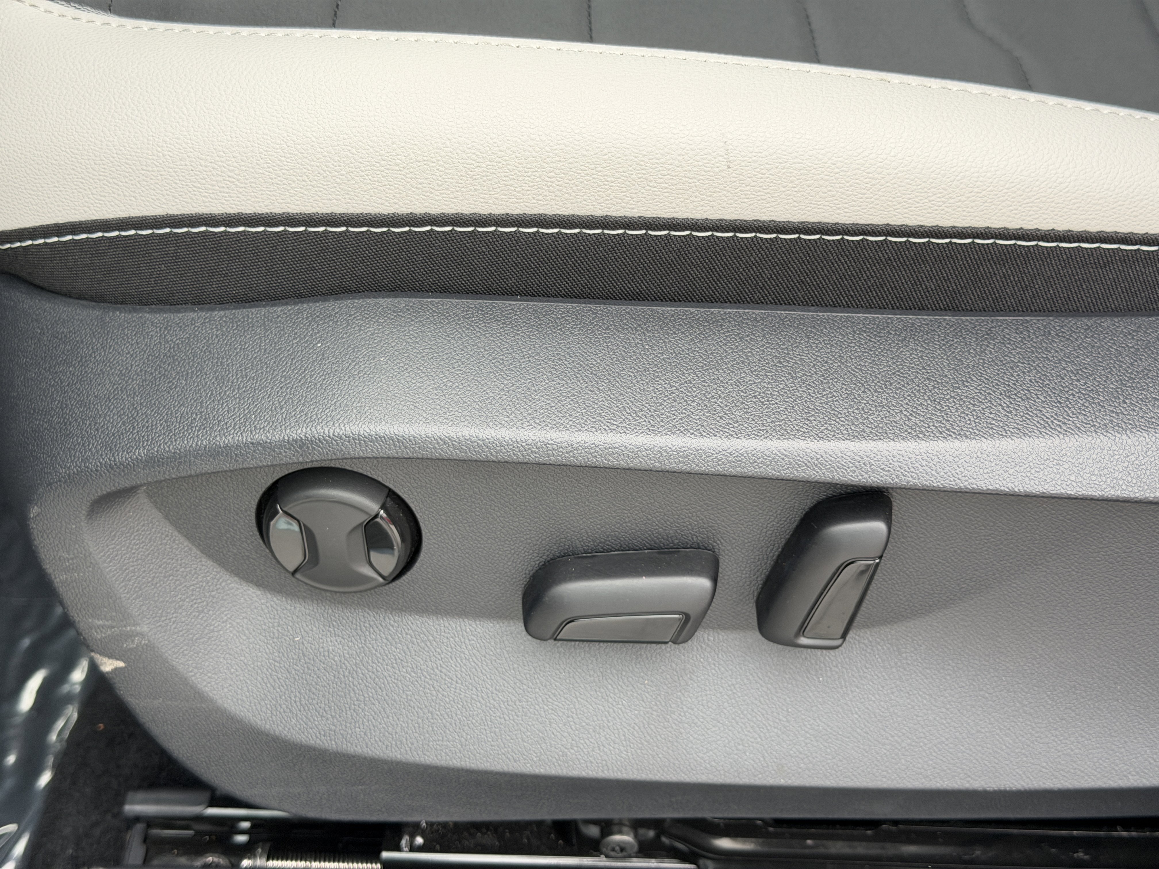 Used 2025 Volkswagen Taos SE image 19