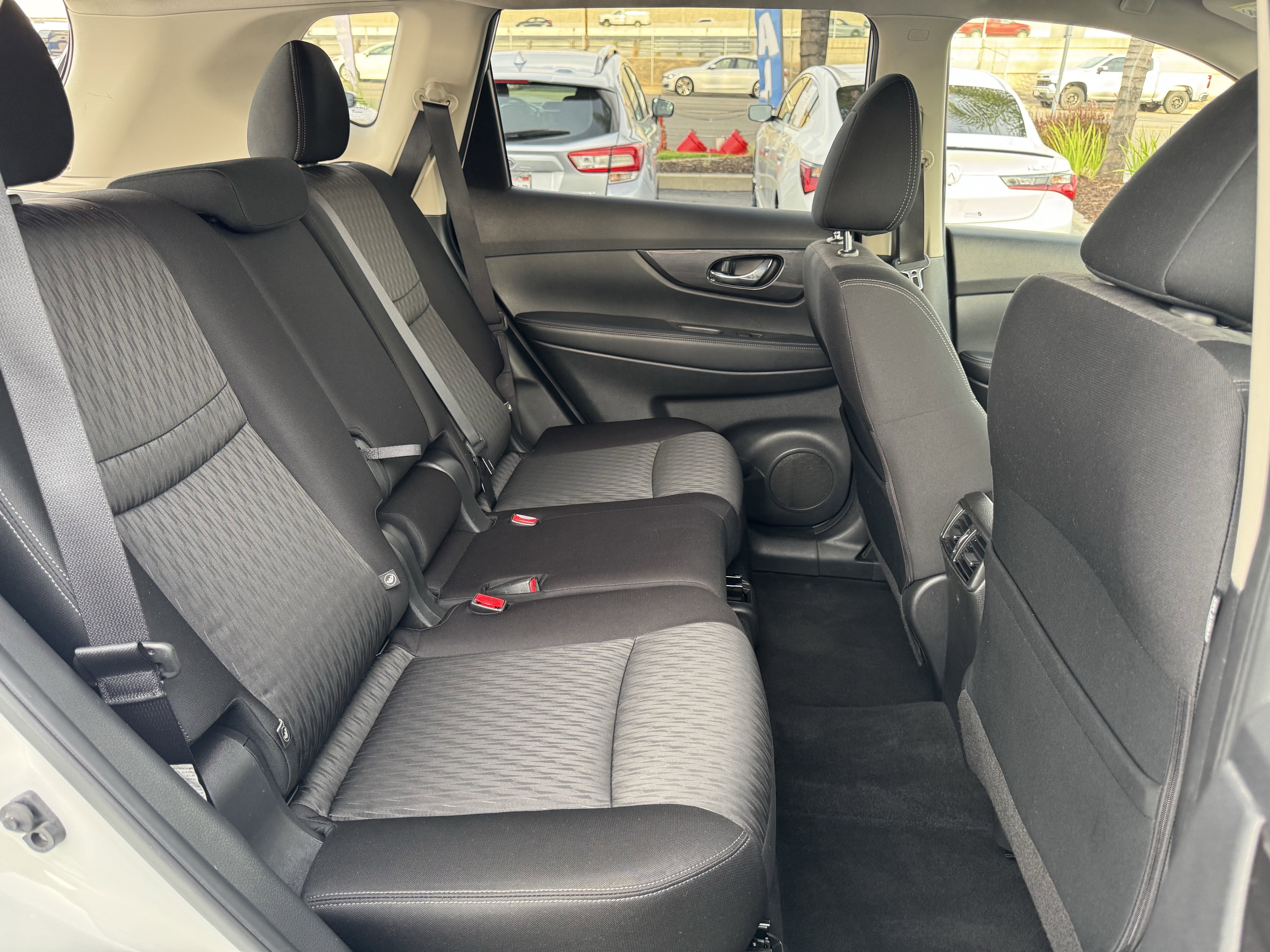 Used 2020 Nissan Rogue SV image 35