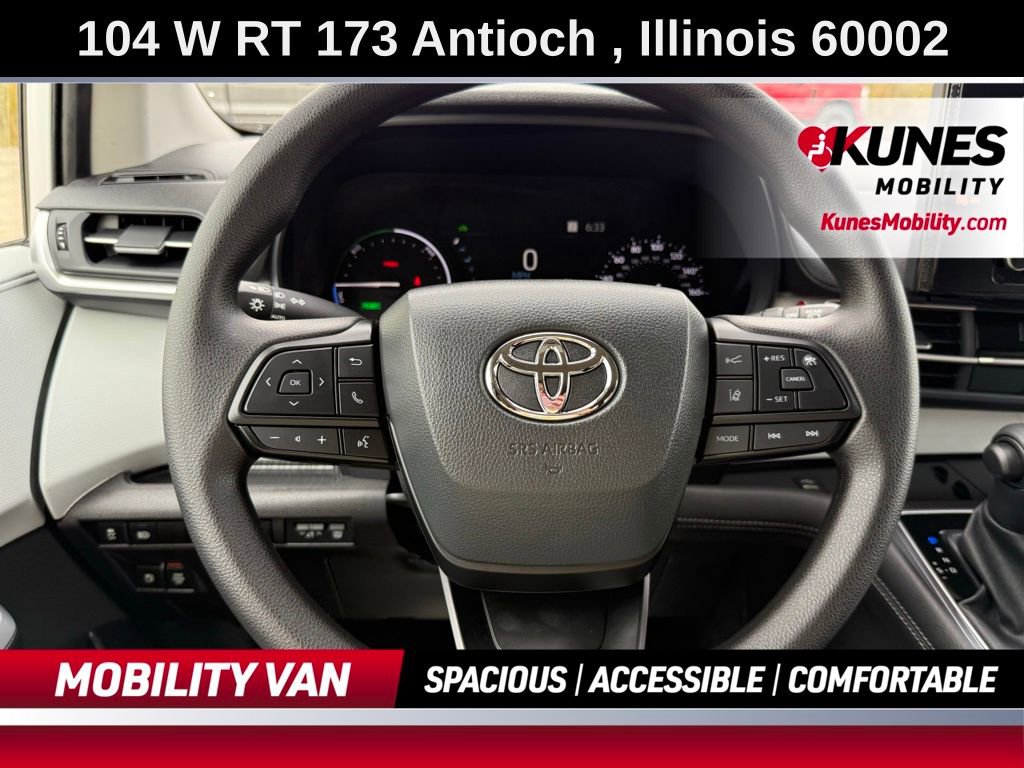 Used 2025 Toyota Sienna LE image 30