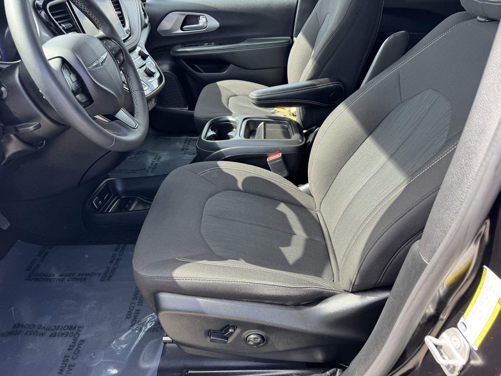 Used 2024 Chrysler Pacifica Touring FWD image 15