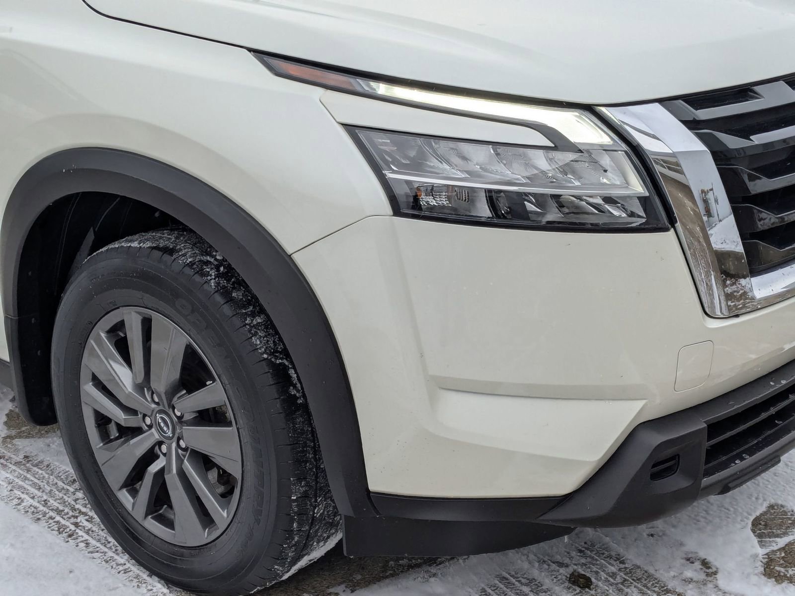 Used 2022 Nissan Pathfinder SV w/ SV Premium Package image 32