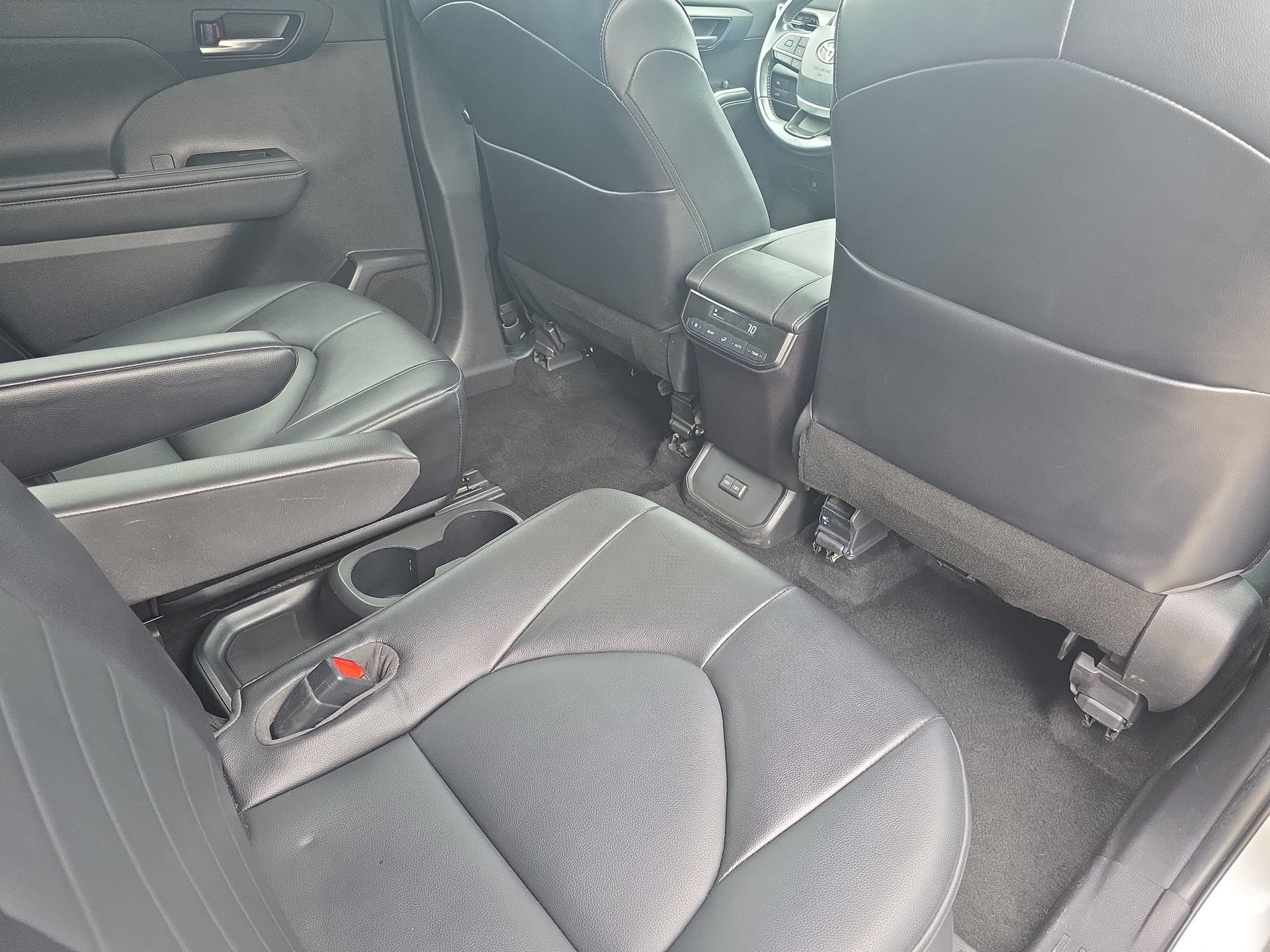 Used 2022 Toyota Highlander XLE AWD/4WD image 11