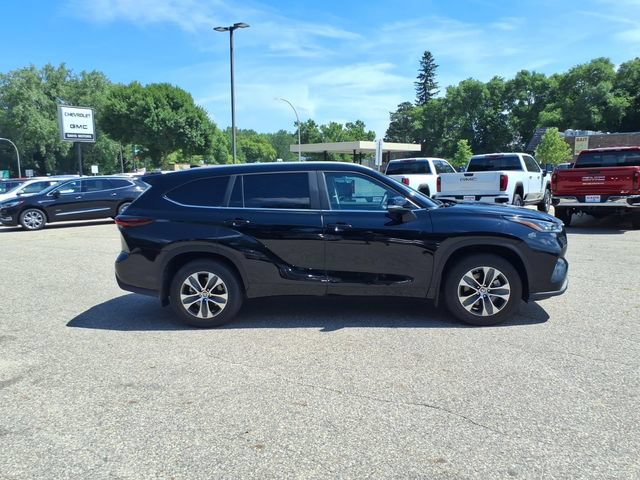 Used 2024 Toyota Highlander XLE AWD/4WD image 2