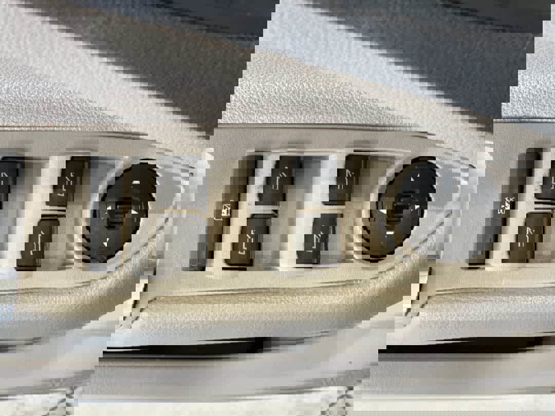 Used 2018 Ford Escape SEL w/ Ford Safe & Smart Package image 16