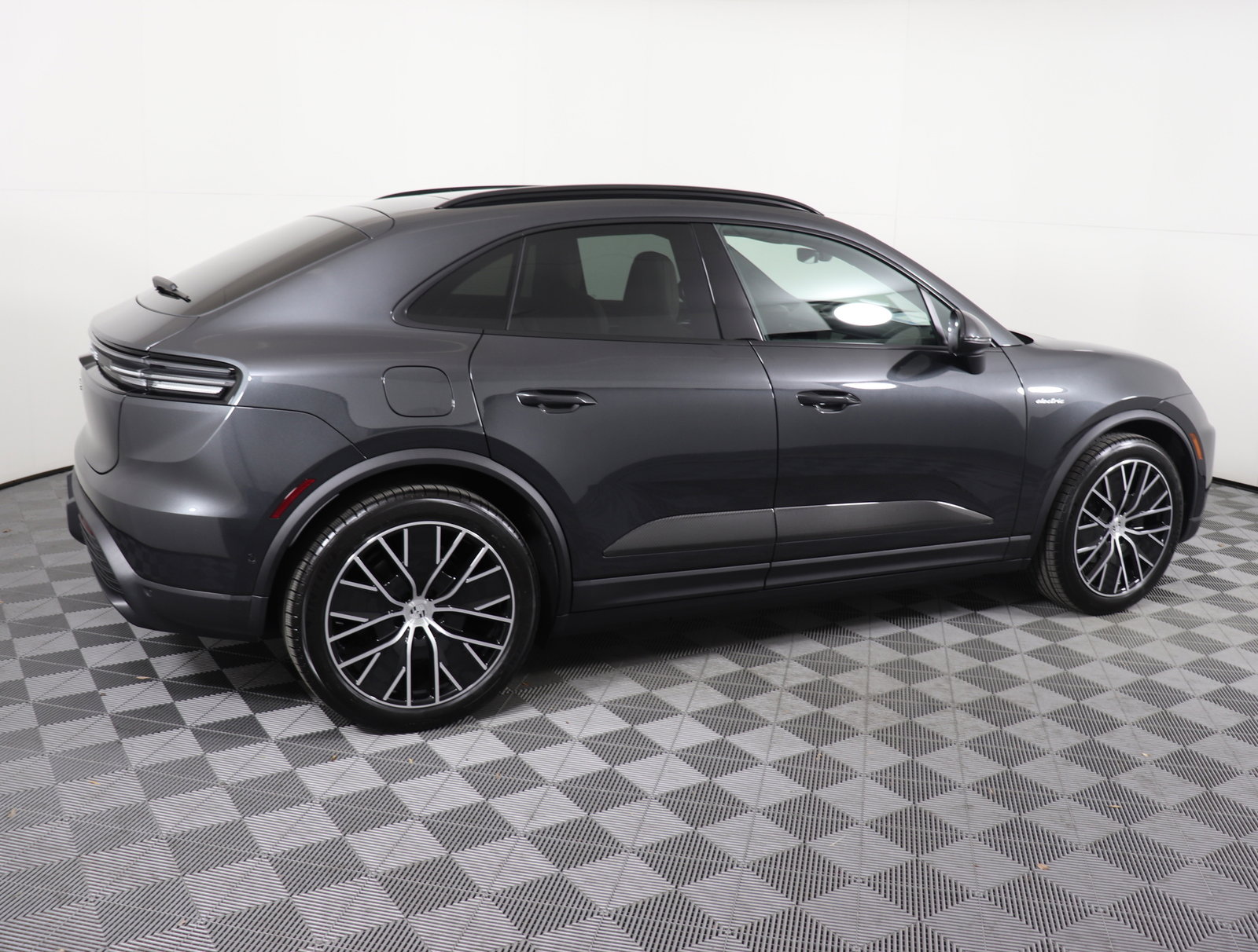 Used 2024 Porsche Macan 4 Electric image 8