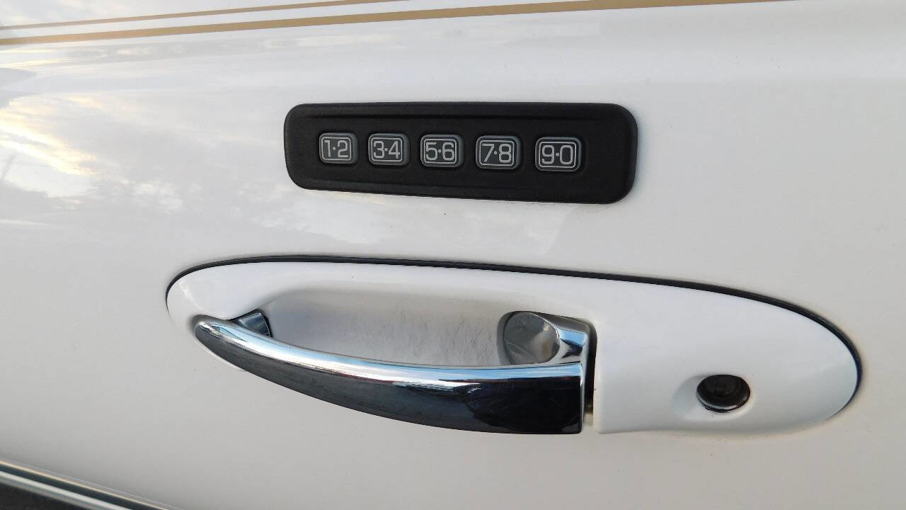 Used 2004 Lincoln Town Car Signature image 7