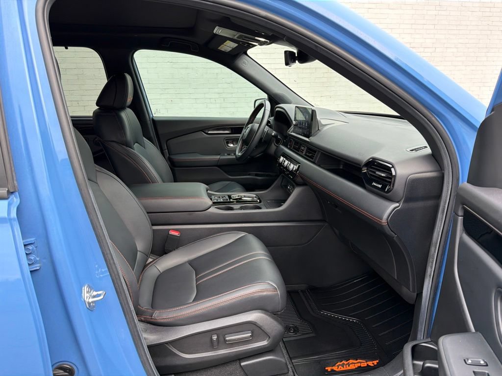 Used 2025 Honda Pilot TrailSport image 13