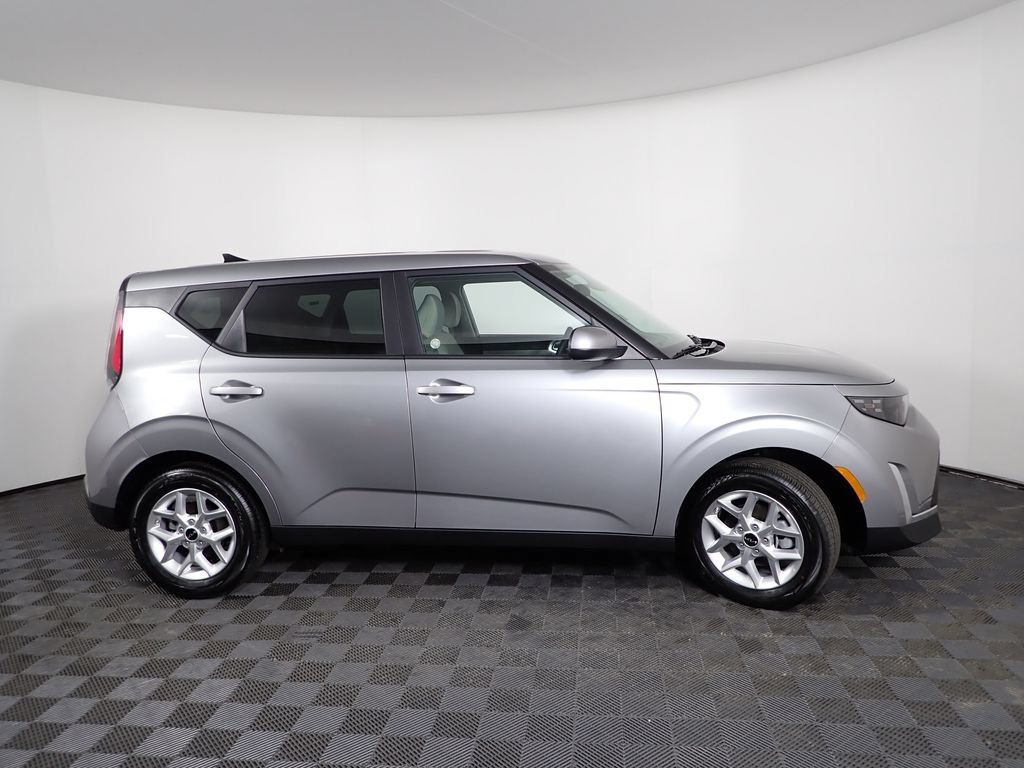 Used 2025 Kia Soul LX w/ LX Technology Package FWD image 20