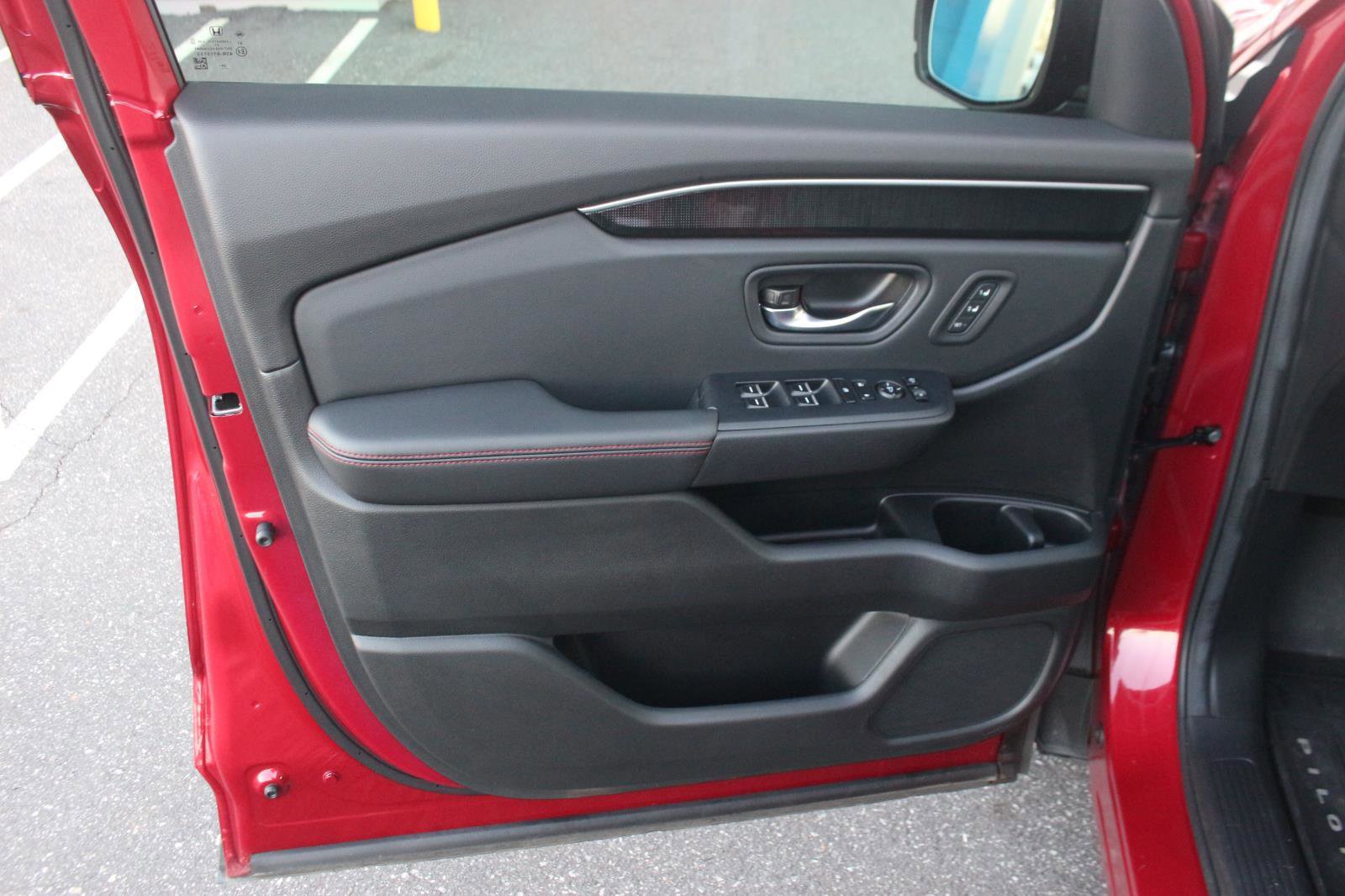 Used 2025 Honda Pilot Black Edition image 13