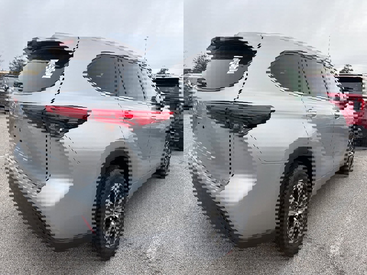 Used 2022 Toyota Highlander XLE image 5