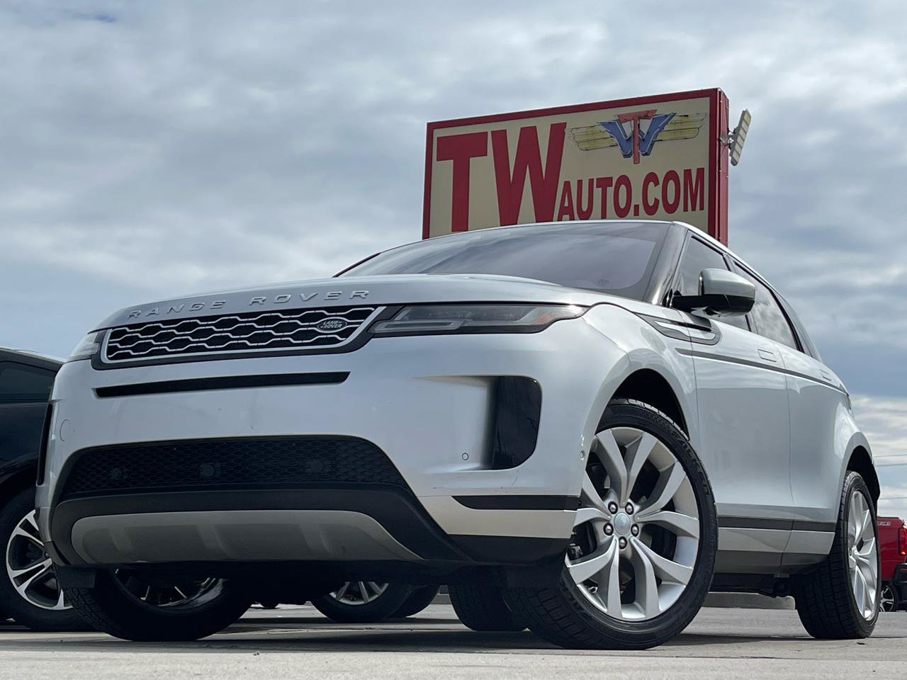 Used 2020 Land Rover Range Rover Evoque SE image 1