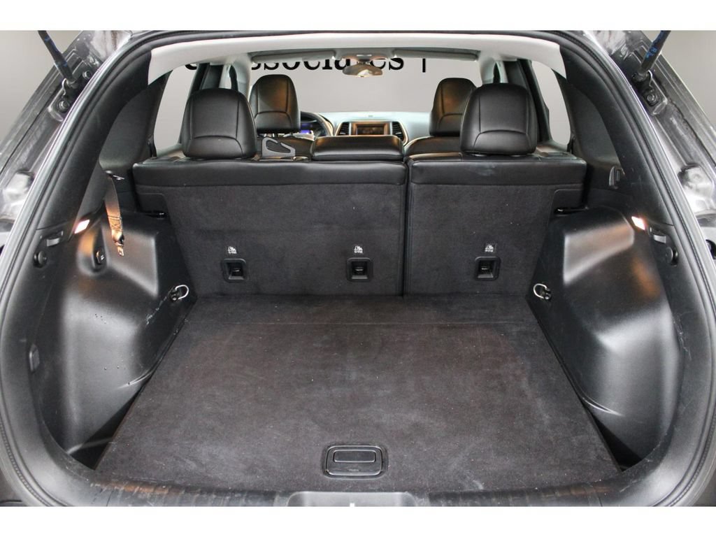 Used 2020 Jeep Cherokee Latitude Plus FWD image 30
