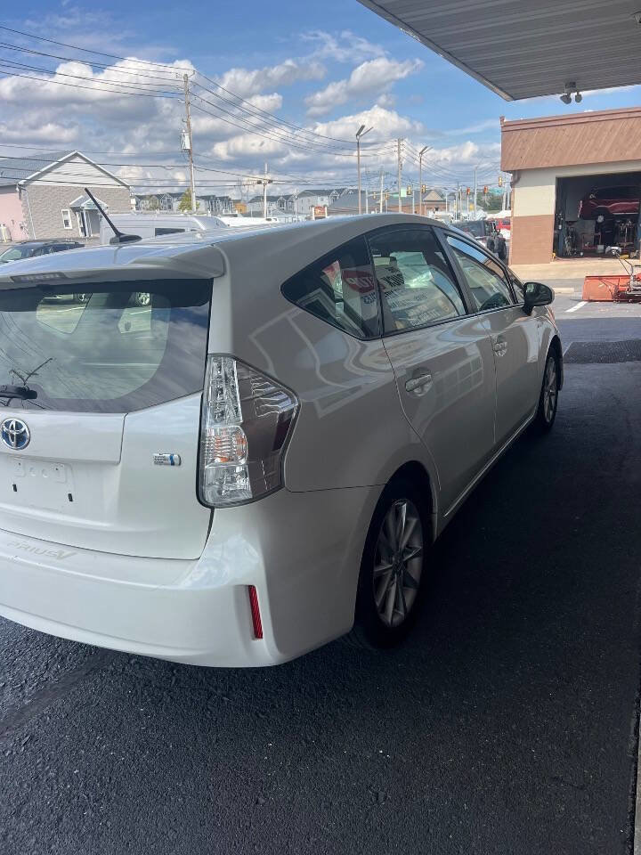 Used 2013 Toyota Prius V Five image 4