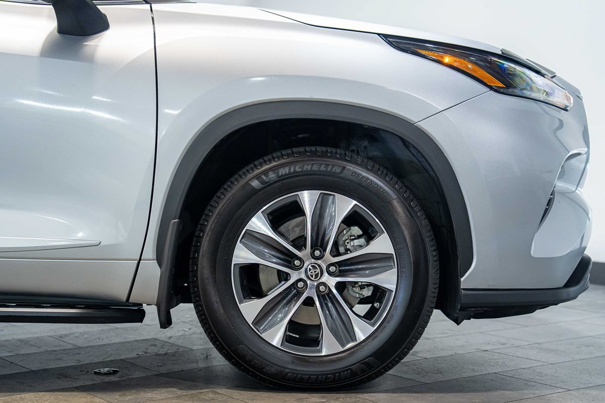 Used 2022 Toyota Highlander XLE AWD/4WD image 9