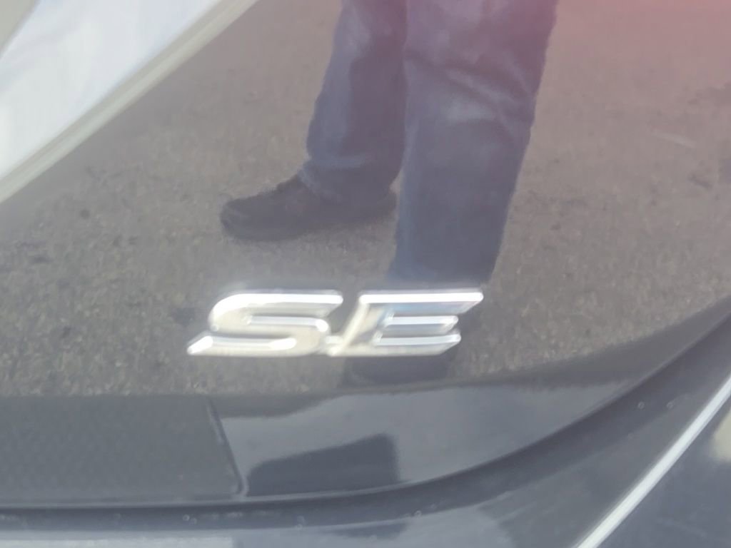 Used 2020 Toyota Camry SE image 3