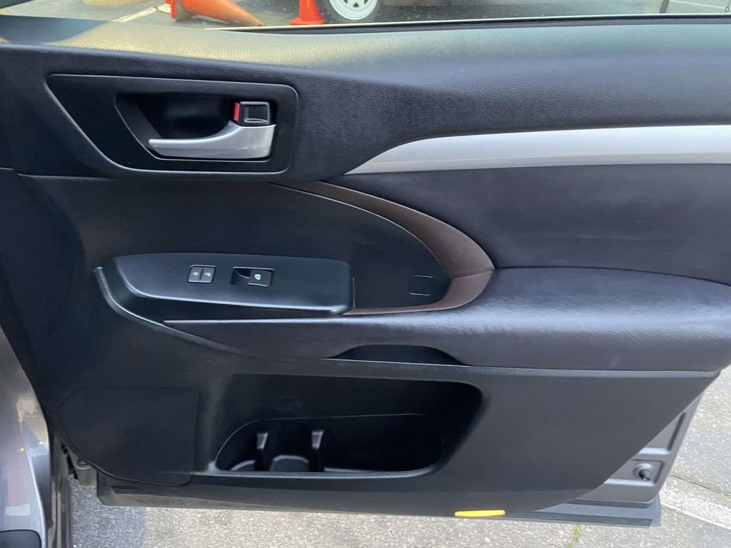 Used 2017 Toyota Highlander XLE image 47