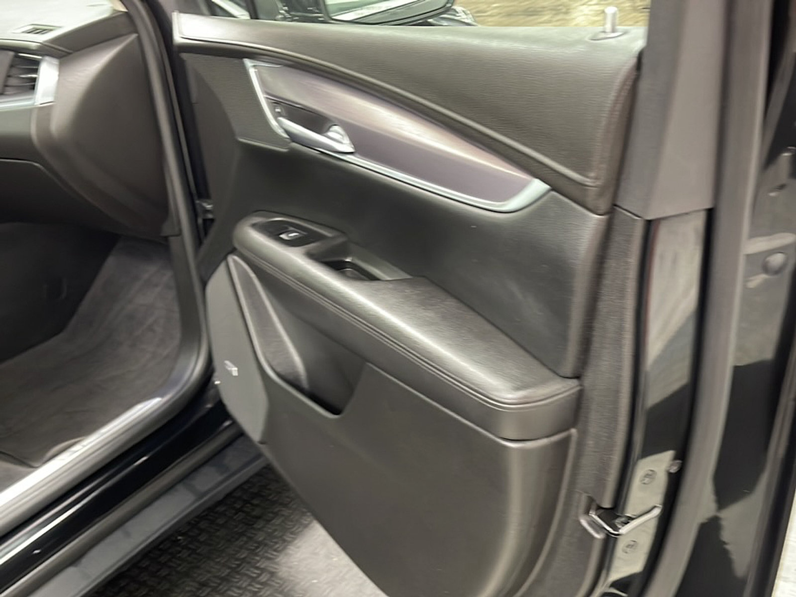 Used 2018 Cadillac XT5 Luxury w/ Driver Awareness Package FWD image 22